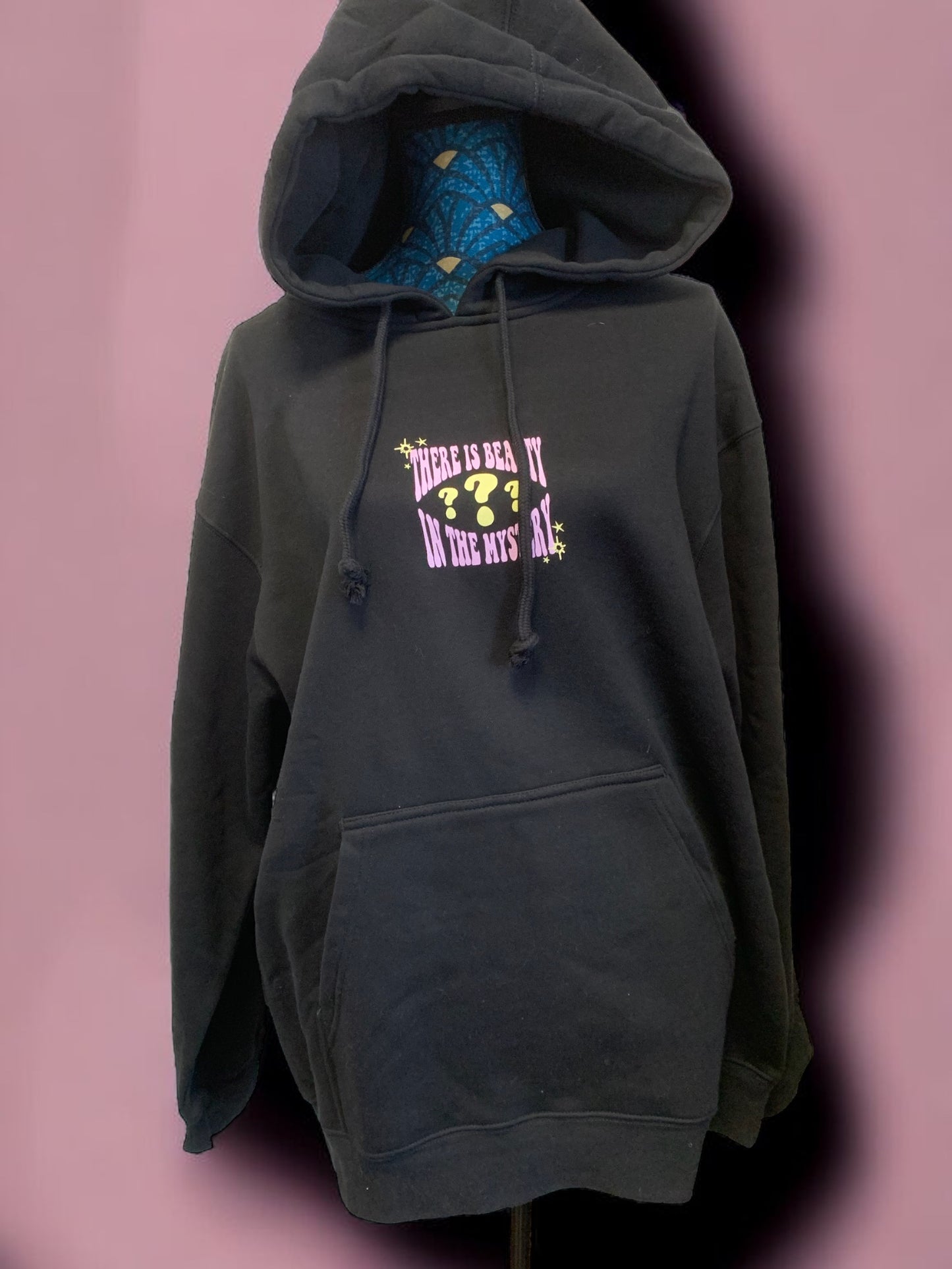 Sweat à capuche "THERE IS BEAUTY IN THE MYSTERY"